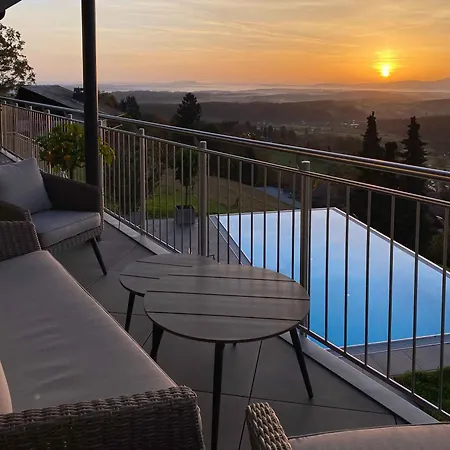 Greim15 --- Ganzes Mit Fernsicht, Pool, Wellness Ferienhaus *