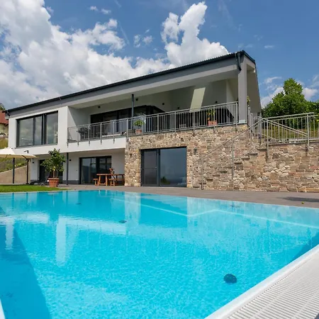 Greim15 --- Ganzes Mit Fernsicht, Pool, Wellness Ferienhaus *